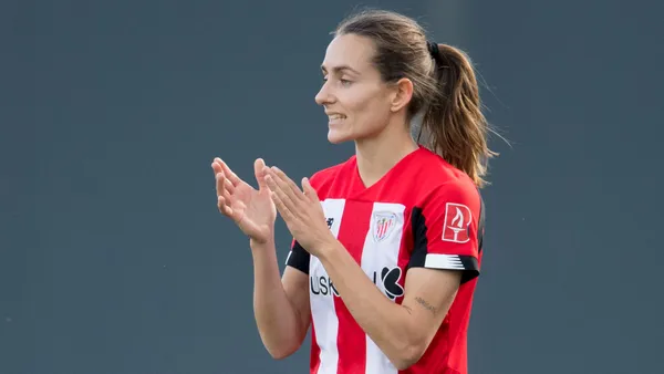 Ainhoa Moraza, defensora de 26 años del Athletic Club Femenino, es una de las destacadas figuras del equipo vasco. El clásico rival del Bilbao, Real Sociedad Femenino, querría contratarla y para eso debería abonar 100 mil euros.