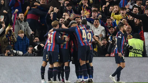 Aprovecharon el partido del Blaugrana para alardear su logro.