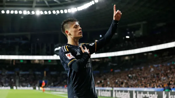 Arda Güler y su característica celebración con la camiseta del Real Madrid.