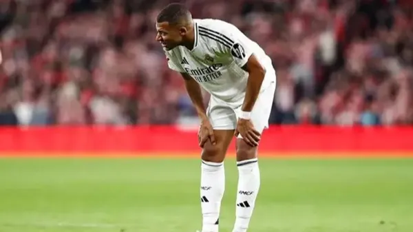 Carlo Romero, el jugador que marcó gol posteriormente al Real Madrid, hizo una entrada a destiempo a Mbappé minutos antes