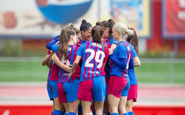 Con goles de Jenni Hermoso y Alexia Putellas, el Fútbol Club Barcelona se impuso de visitante ante el Madrid CFF por 2 a 1 (Geyse abrió el marcador). El equipo de Giraldez sigue ostentando su récord perfecto.