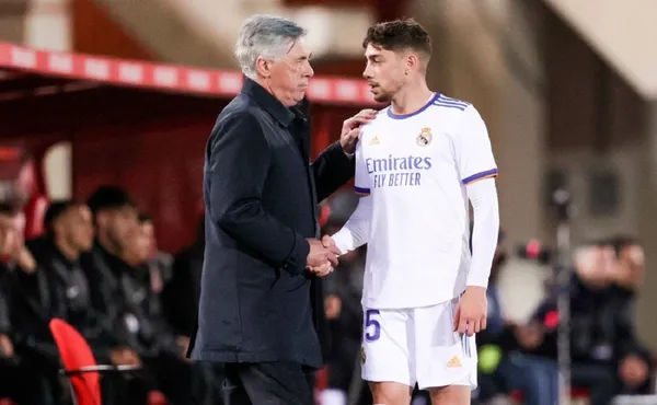 Contra la historia del Real Madrid, Carlo Ancelotti no parará un equipo tan ofensivo y se decidió por incluir a Federico Valverde en la delantera para ejercer una mejor presión sobre la salida del Liverpool.