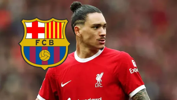 Darwin Núñez con la camiseta del Liverpool, a su costado el escudo del FC Barcelona.