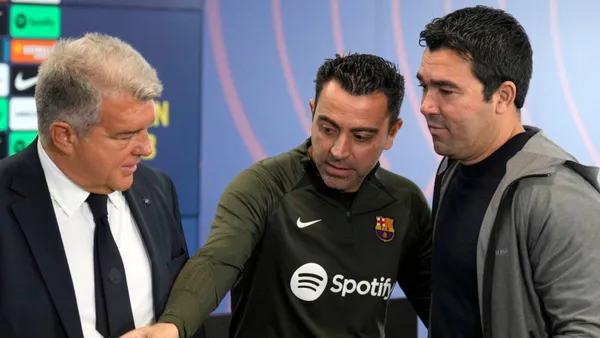 Deco se juntó con un jugador a espaldas de Xavi. (Foto: EFE)