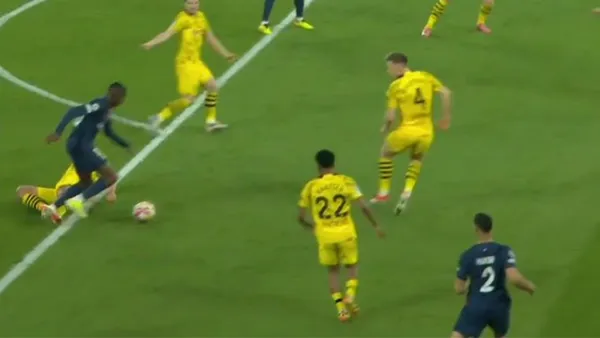 Dembélé recibe la falta por parte de Hummels.
