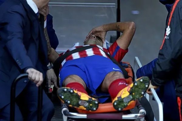 Desde el primer tiempo, el derbi madrileño empezó a tomar temperatura y ya hubo una patada donde un jugador se retiró lesionado.