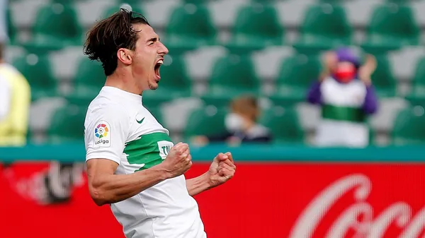 El actual futbolista del Elche vive una gran temporada en el presente campeonato español, y varias fuentes cercanas al jugador ya señalan su posible salida del equipo de cara a la próxima temporada.