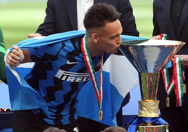 El actual jugador del Inter, Lautaro Martínez , es la joya de 23 años que cada día parece estar mas lejos de Italia y uno de sus perseguidores mas directo es el Atlético Madrid del Cholo Simeone.