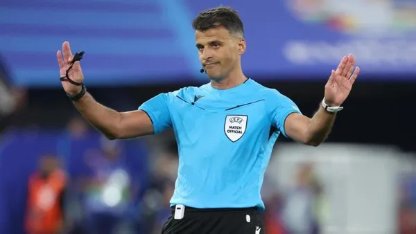 El árbitro de la final de la Supercopa de España cometió graves errores que le acarrearon muchas críticas