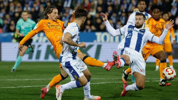 El colegiado decidió no castigar con tarjeta una entrada muy fea por parte de los defensores madridistas