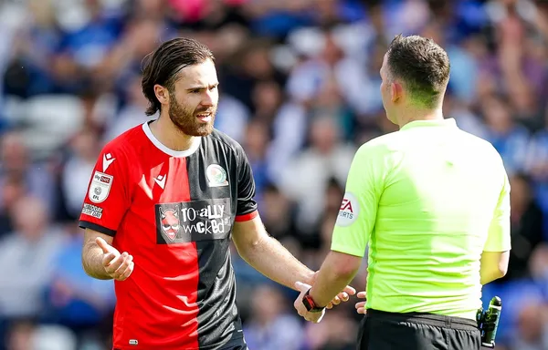 El delantero de la Selección chilena de fútbol está en la mira de la Secretaría Técnica del Sevilla para reforzarse en la próxima temporada. Debería desembolsar cerca de 20 millones de euros de querer hacerse de los servicios del atacante.