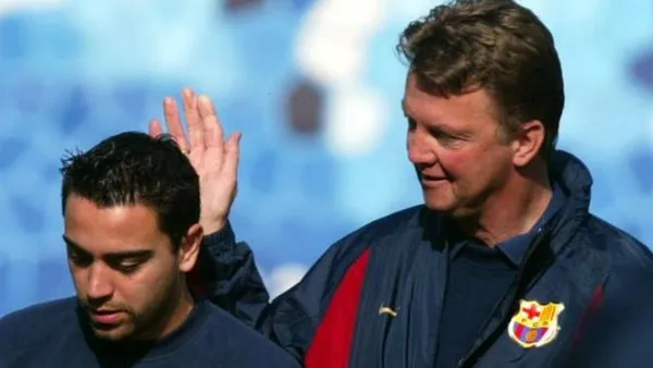 El director técnico catalán recibe ayuda para manejar el vestuario