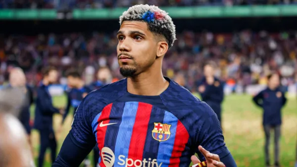 El FC Barcelona está dispuesto a vender a Araujo a la Juventus, pero por mucho dinero