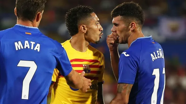 El futbolista brasileño había recibido antes un golpe que terminó en su respuesta.