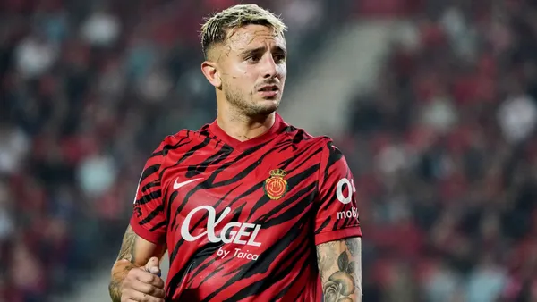 El futbolista del Mallorca empezó a hacer la manita en el entrenamiento del Mallorca tras la derrota del Madrid por 5-2 frente al Barcelona