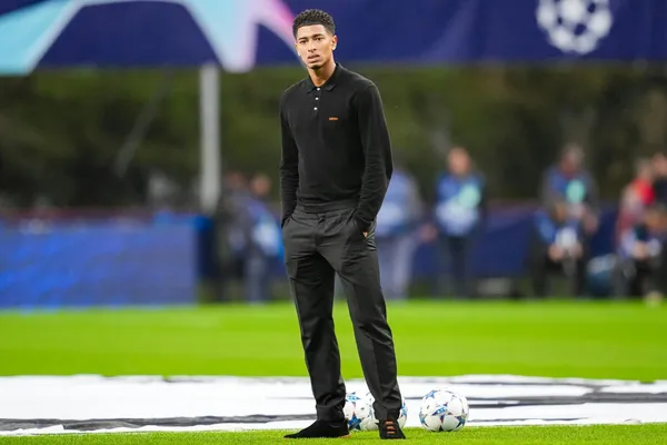 El inglés ha sido fotografiado con un look muy señorial y peculiar