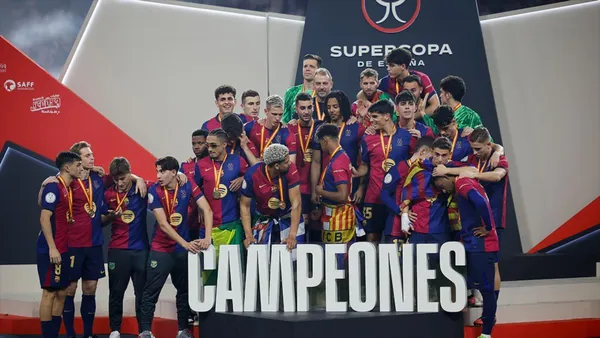El Madrid abandonó el cesped en el momento exacto en el que los jugadores del Barcelona levantaron el trofeo de la Supercopa