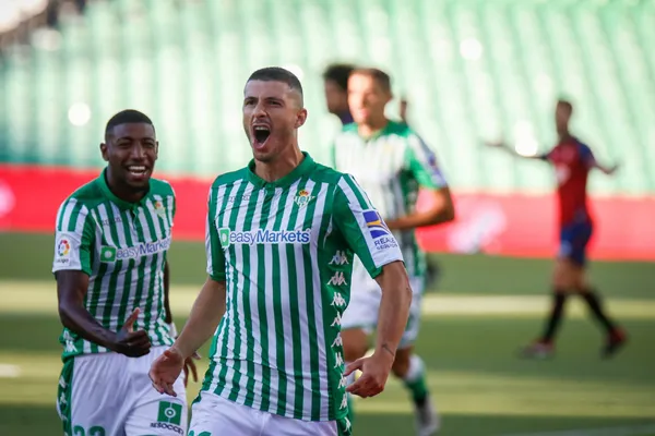 El mediocentro argentino es una de las piezas claves del equipo de Manuel Pellegrini, y si bien no tuvo un comienzo muy bueno en España, con el pasar de los partidos ha logrado una regularidad importante que lo coloca como uno de los máximos referentes del plantel.