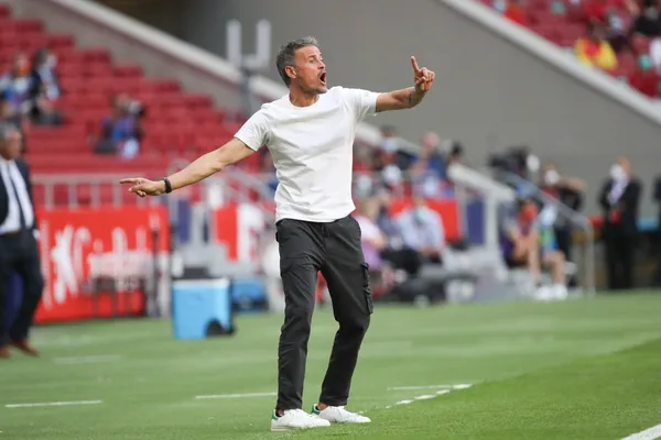 El seleccionador español Luis Enrique elaboró la lista para los próximos compromisos oficiales de la Roja y no le faltaron sorpresas a la citación. Desde la capital, hay molestia con el entrenador por la no incluisión de futbolistas del Real Madrid