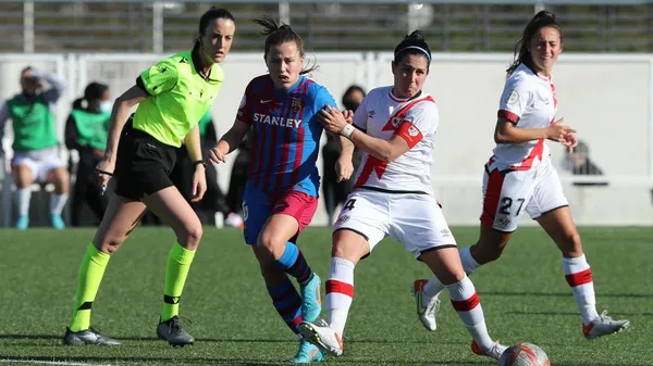 El ya descendido Rayo Vallecano se enfrenta al invicto Barcelona en un duelo de realidades.