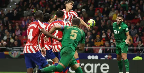 En el primer tiempo el árbitro del partido no le cobró un penal al Elche que pudo haber sido una debacle para el cuadro del cholo.