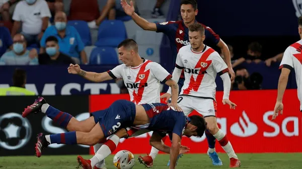 En Vallecas el Rayo despide un buen torneo aante el descendido Levante, en lo que será la despedida de ambos de LaLiga .