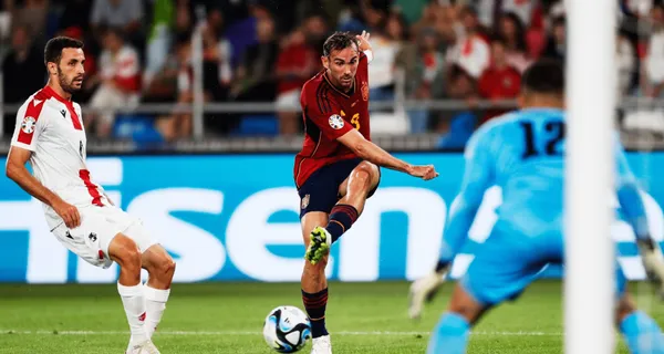 España ya se pone 2 a 0 luego de un error defensivo del local que le permite ampliar la diferencia