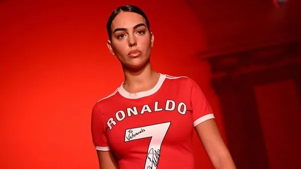 Esto cuesta la camiseta de CR7 con la que desfiló Georgina Rodríguez en París