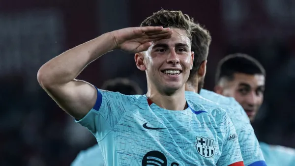 Fermín López celebra su gol para el 1-0 del Barcelona ante Almería.