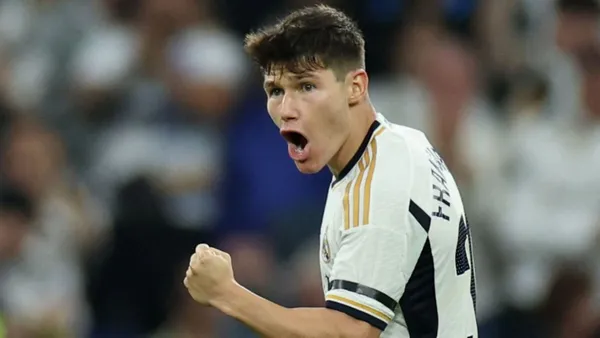 Fran García festejando con la camiseta del Madrid.