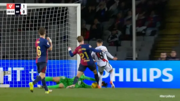 Frenkie de Jong pisó a Alvaro García en el área, pero el árbitro no señaló la pena máxima