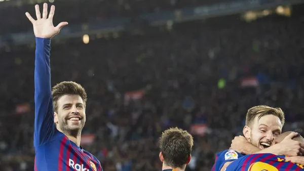 Gerard Piqué le mostró su mano con los cinco dedos a Iker Casilla tras la manita en la final