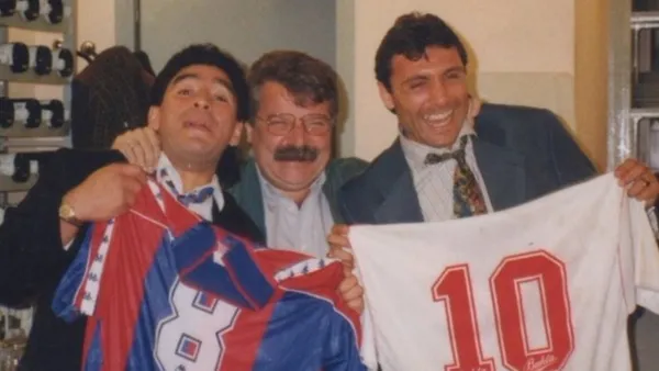 Hristo Stoichkov con Diego Maradona y las camiseta de FC Barcelona y Sevilla