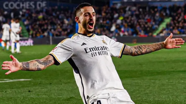 Joselu festeja con la camiseta del Real Madrid.