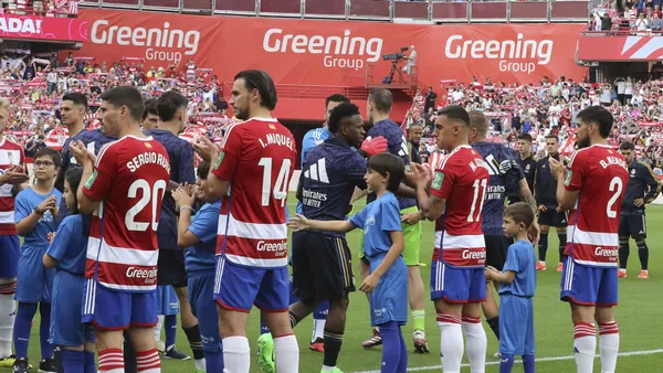 Jugadores del Granada haciendo pasillo a los del Real Madrid