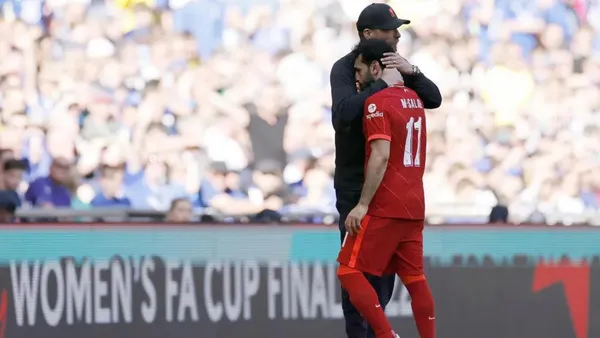 Klopp abraza a Salah