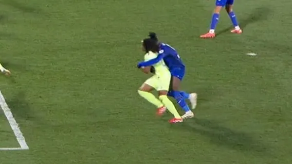 La imagen del penalti al Barcelona que el árbitro no ha pitado