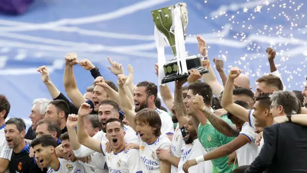 La plantilla del Real Madrid celebrando La Liga en 2021-2022.