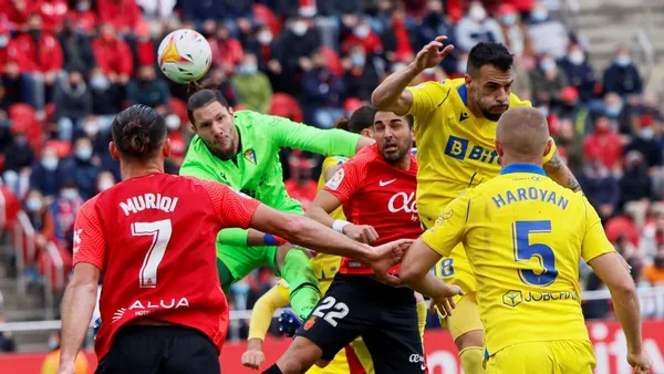 La última jornada de La Liga Santander definirá cuál es el equipo que acompañará a Levante y Alavés a la segunda división. Con la Real Sociedad clasificada a Europa League, el septimo puesto por la Conference se lo disputarán Athletic Bilbao y Villareal.