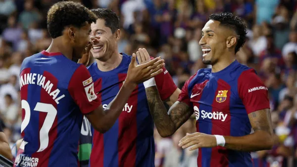 Lamine Yamal y Raphinha en el FC Barcelona, celebrando un gol