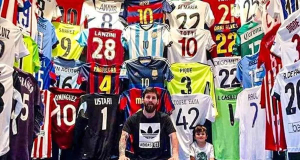 Lionel Messi tiene las puertas abiertas en FC Barcelona pero mira con la camiseta con la que apareció