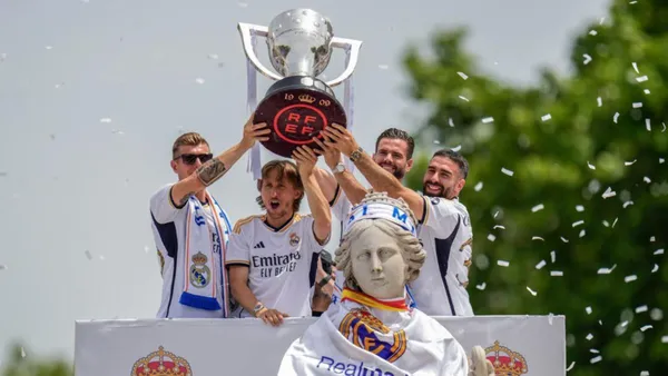 Los líderes del Real Madrid festejando la obtención de La Liga en la Plaza de Cibeles. (Foto: EFE)