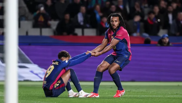 Los seguidores del club blaugrana han expresado sus desacuerdos con el gol del Sevilla