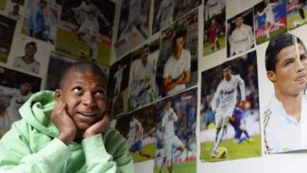 Mbappé de niño con posters de Cristiano Ronaldo.