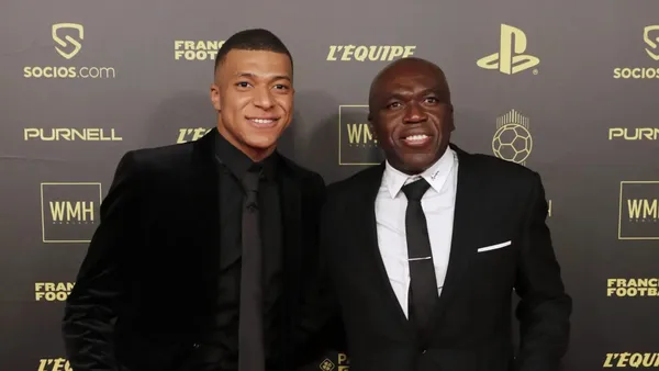 Mbappé junto a su padre en la entrega del Balón de Oro. (Foto: Reuters)