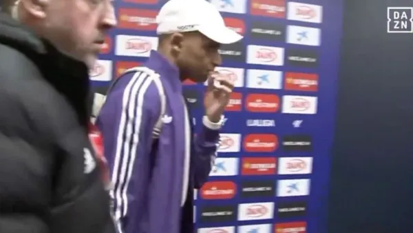 Mbappé sufrió una entrada por detrás en una contra y al salir el francés por zona mixta hizo este gesto