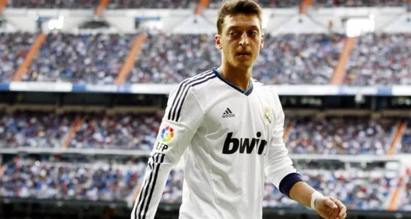 Mesut Özil anunció su retiro del fútbol pero fuera de las canchas ha hecho negocios millonarios