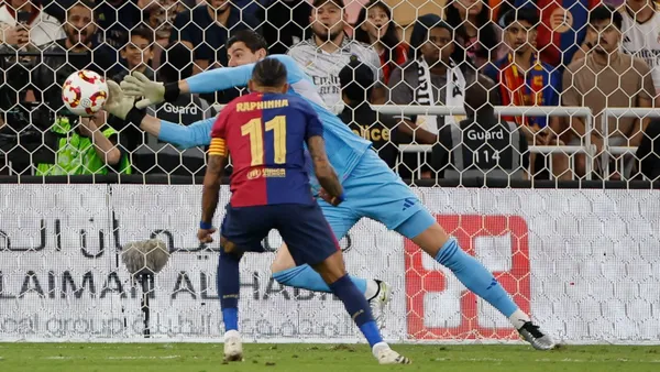 Mientras Mbappé estaba tirado en el suelo quejandosé de dolor, Raphinha fue y se llevó la bolsa de los médicos