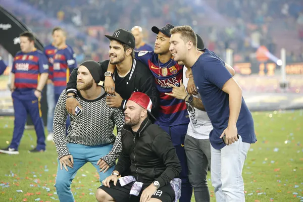 Neymar es reconocido dentro del campo pero afuera no se priva de ningun lujo, vive en una mansión con sus amigos a muchos de los cuales incluso les paga un sueldo para que esten allí con él todo el año.