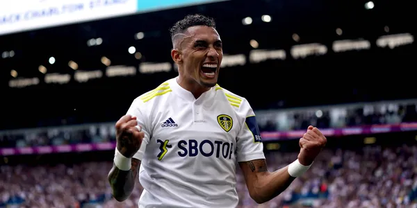 Raphinha tendría un acuerdo verbal con Barcelona a través de su agente Deco y que su traspaso rondará los 25 millones de euro. Raphinha tomó por sorpresa a los hinchas que se quedaron durante el post partido a celebrar de rodillas en el Elland Road.